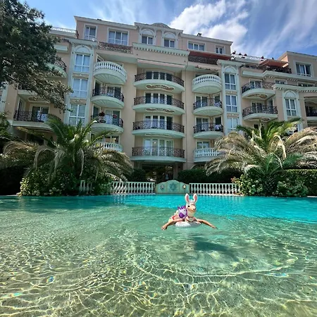 In A Luxurious Complex In Sunny *